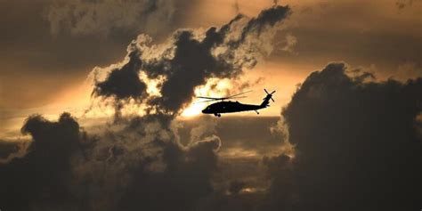 İzmirde teknik arıza nedeniyle acil iniş yapan askeri helikopterdeki bir personel yaralandı